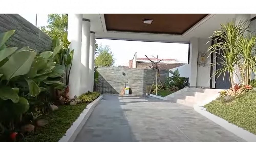 9 Potret rumah mewahnya Denny Caknan ditaksir Rp15 M, suasananya asri dengan aviary mini