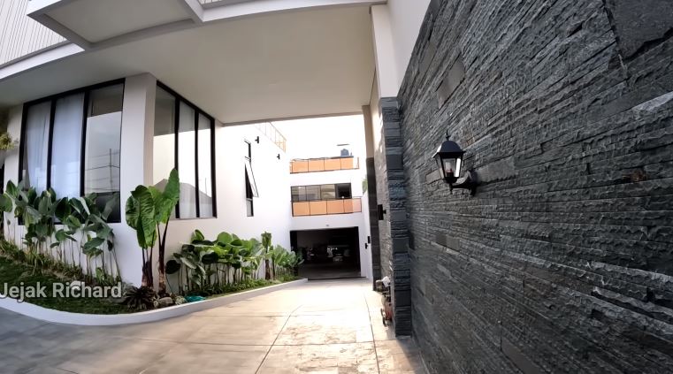 9 Potret rumah mewahnya Denny Caknan ditaksir Rp15 M, suasananya asri dengan aviary mini