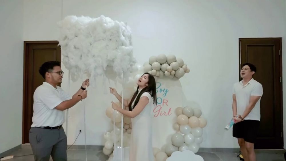 9 Potret Ochi Rosdiana gelar gender reveal sederhana, siap sambut anak pertama laki-laki