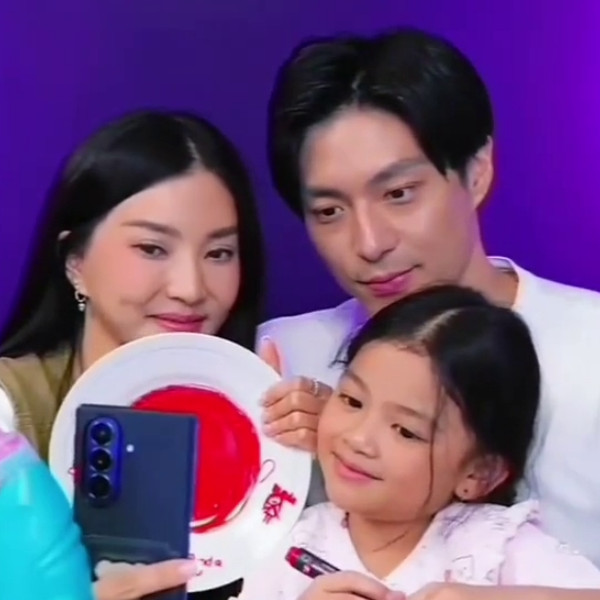 Ikut live bareng Sarwendah dan Giorgio Antonio, 7 momen Thania Onsu gambar keluarga ini bikin haru