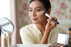 Makeup anti crack untuk kulit matang, ini 11 rekomendasi produk favorit usia 50 tahun
