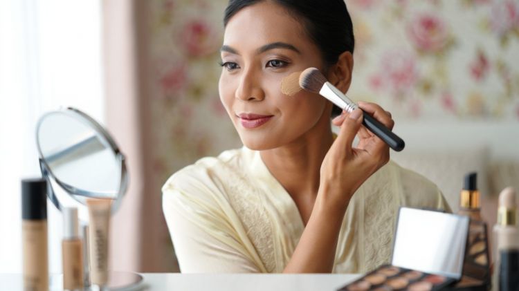 Makeup anti crack untuk kulit matang, ini 11 rekomendasi produk favorit usia 50 tahun