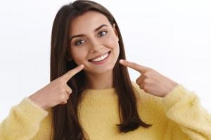 Tak perlu susah payah menggosok pakai baking soda, memutihkan gigi bisa pakai 1 bumbu dapur