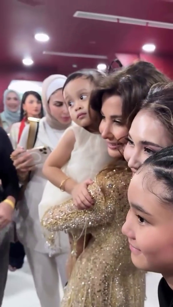 Ketemu dengan idolanya, ini 9 momen bahagia Ayu Ting Ting manggung bareng Nandy Ajram ratu pop Arab