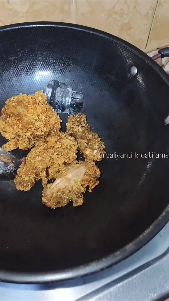 Tak banyak yang tahu! Ternyata es batu bisa bikin gorengan lebih krispi tanpa digoreng, begini caranya