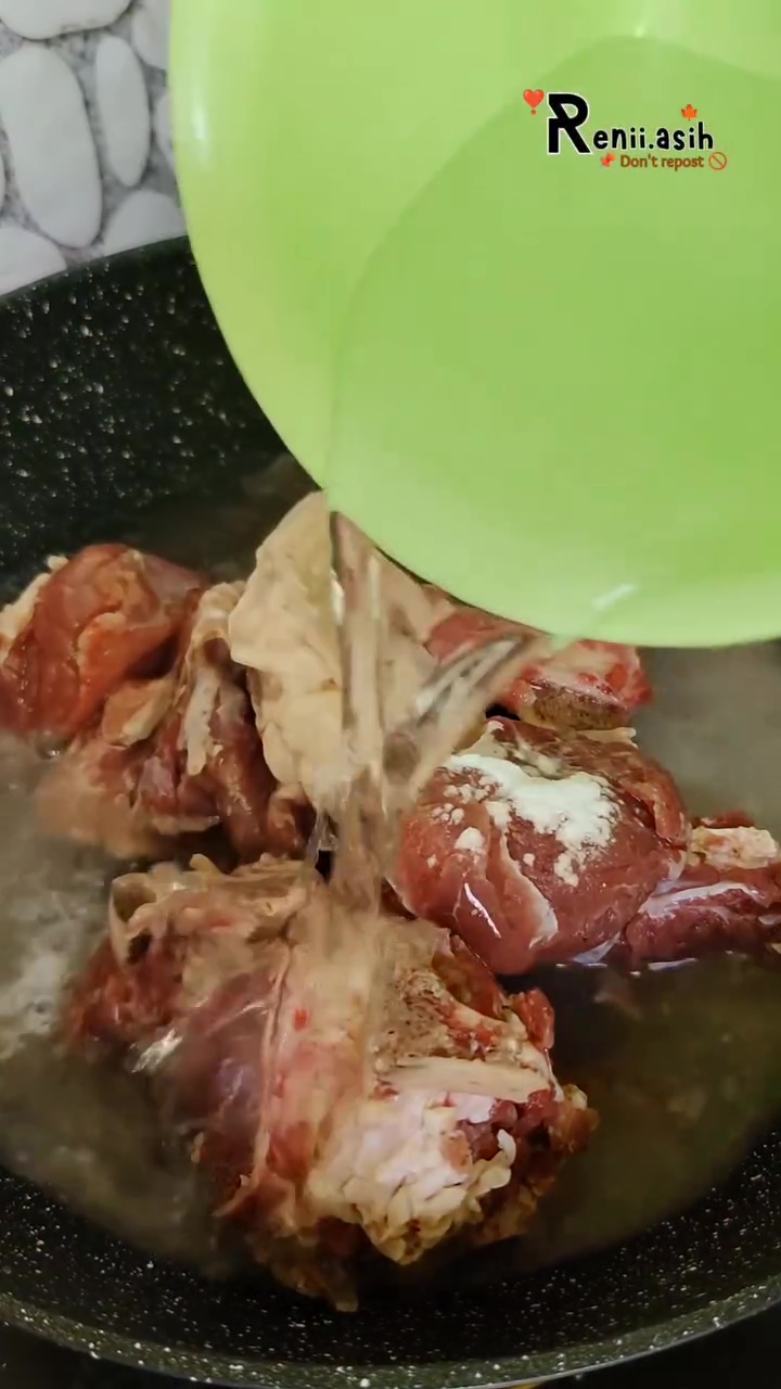 Ternyata cuma butuh 15 menit bikin daging cepat empuk saat direbus, rahasianya di 1 bahan dapur ini