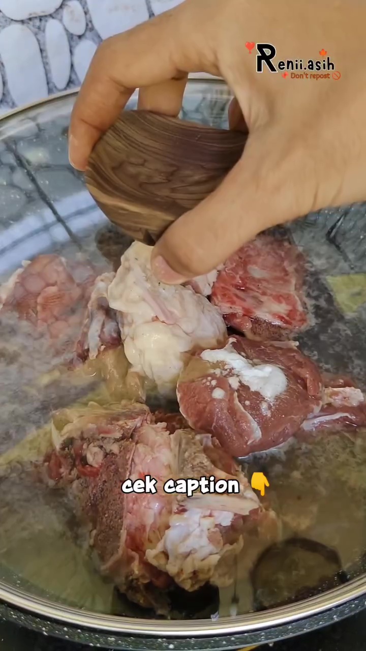 Ternyata cuma butuh 15 menit bikin daging cepat empuk saat direbus, rahasianya di 1 bahan dapur ini
