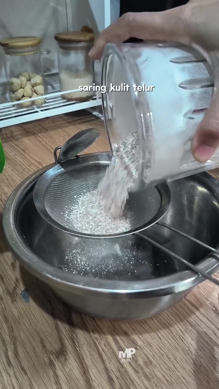 Cara mudah bikin pembersih kerak kloset dari cangkang telur, cuma butuh 3 langkah praktis ini