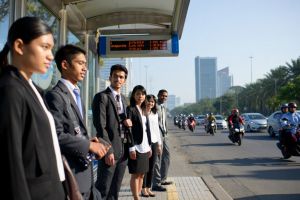 Naik TransJakarta, MRT, & LRT kini gratis untuk pekerja swasta gaji di bawah Rp6,2 juta, ini syaratnya