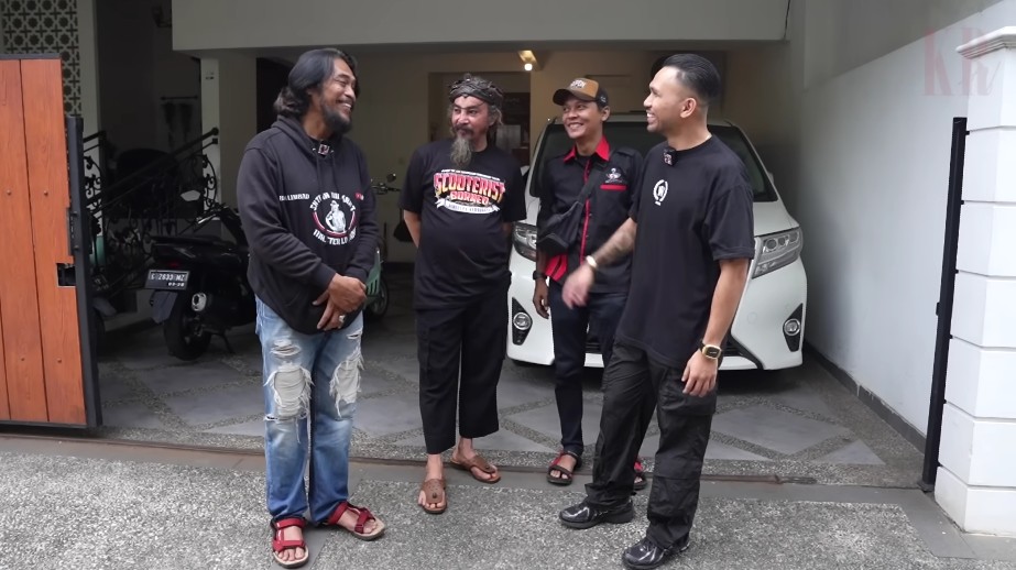 9 Potret rumah mewah pesulap Limbad ini bak museum, garasinya full koleksi motor klasik