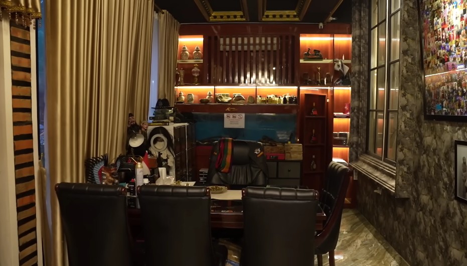 9 Potret rumah mewah pesulap Limbad ini bak museum, garasinya full koleksi motor klasik