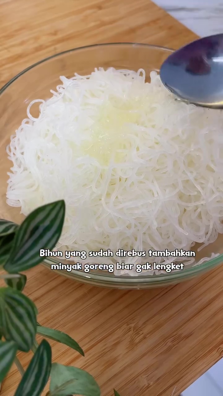 Mau bikin bihun goreng yang nggak lengket dan bumbunya rata? Coba pakai 2 trik ini biar lebih enak