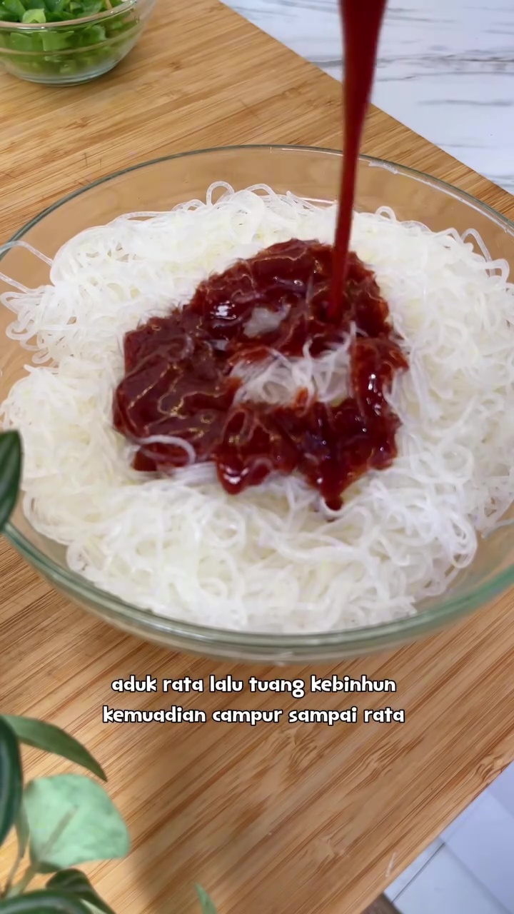 Mau bikin bihun goreng yang nggak lengket dan bumbunya rata? Coba pakai 2 trik ini biar lebih enak
