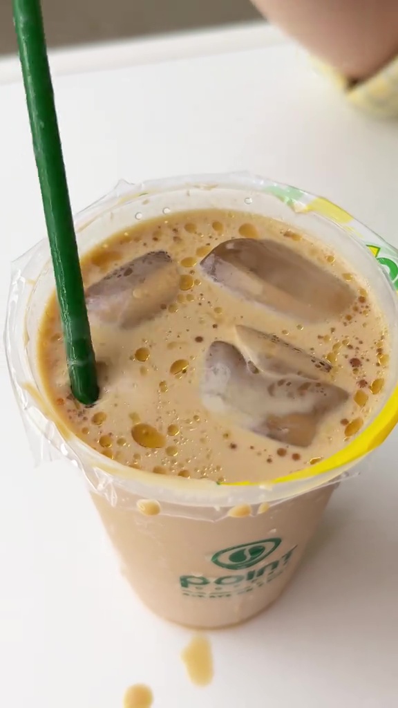 Momen wanita ini jajal tren viral minum kopi pakai minyak wijen, warganet auto penasaran