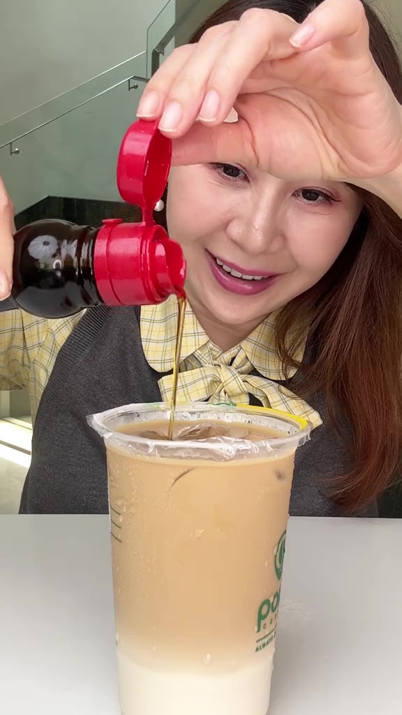 Momen wanita ini jajal tren viral minum kopi pakai minyak wijen, warganet auto penasaran