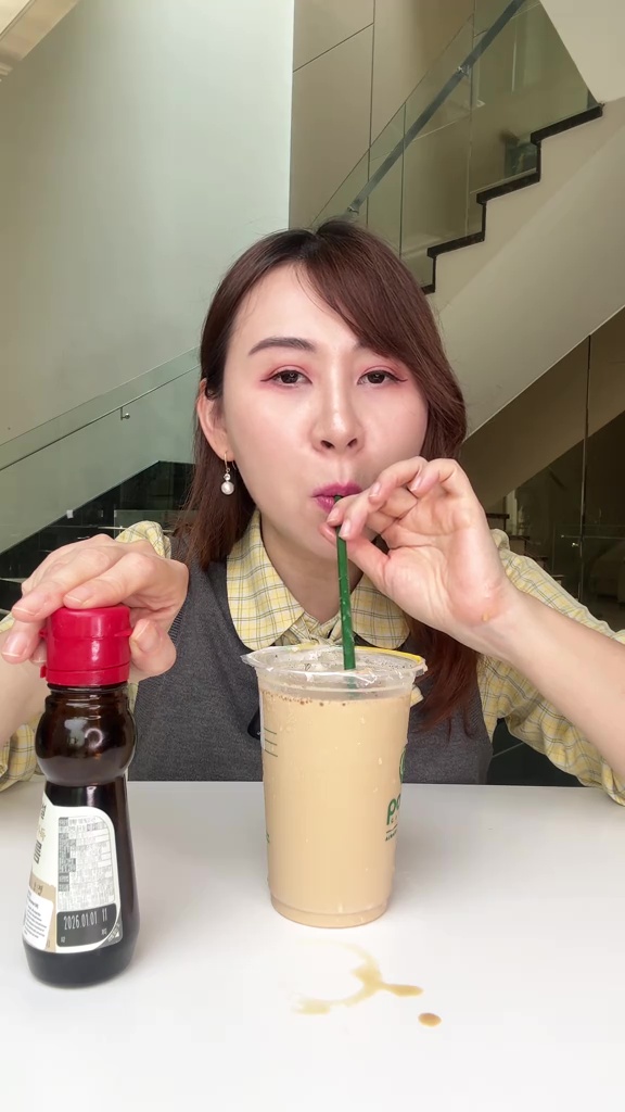 Momen wanita ini jajal tren viral minum kopi pakai minyak wijen, warganet auto penasaran