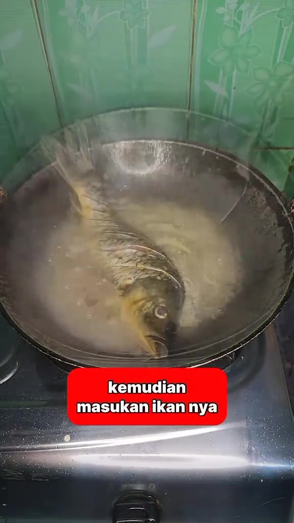 Goreng ikan masih sering lengket di wajan? Coba pakai bawang putih biar hasilnya mulus, begini caranya