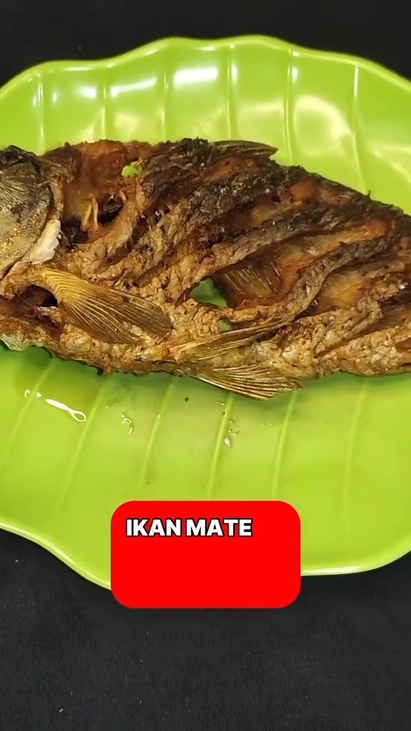 Goreng ikan masih sering lengket di wajan? Coba pakai bawang putih biar hasilnya mulus, begini caranya