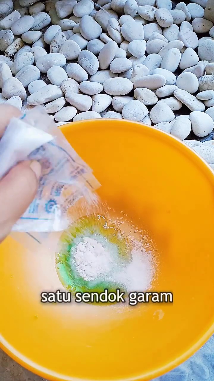 Jangan biarkan tembok kamar mandi berlumut dan berkerak! Bersihkan dengan garam dan 1 bahan dapur ini