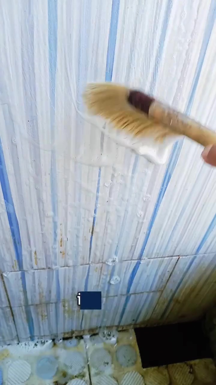 Jangan biarkan tembok kamar mandi berlumut dan berkerak! Bersihkan dengan garam dan 1 bahan dapur ini