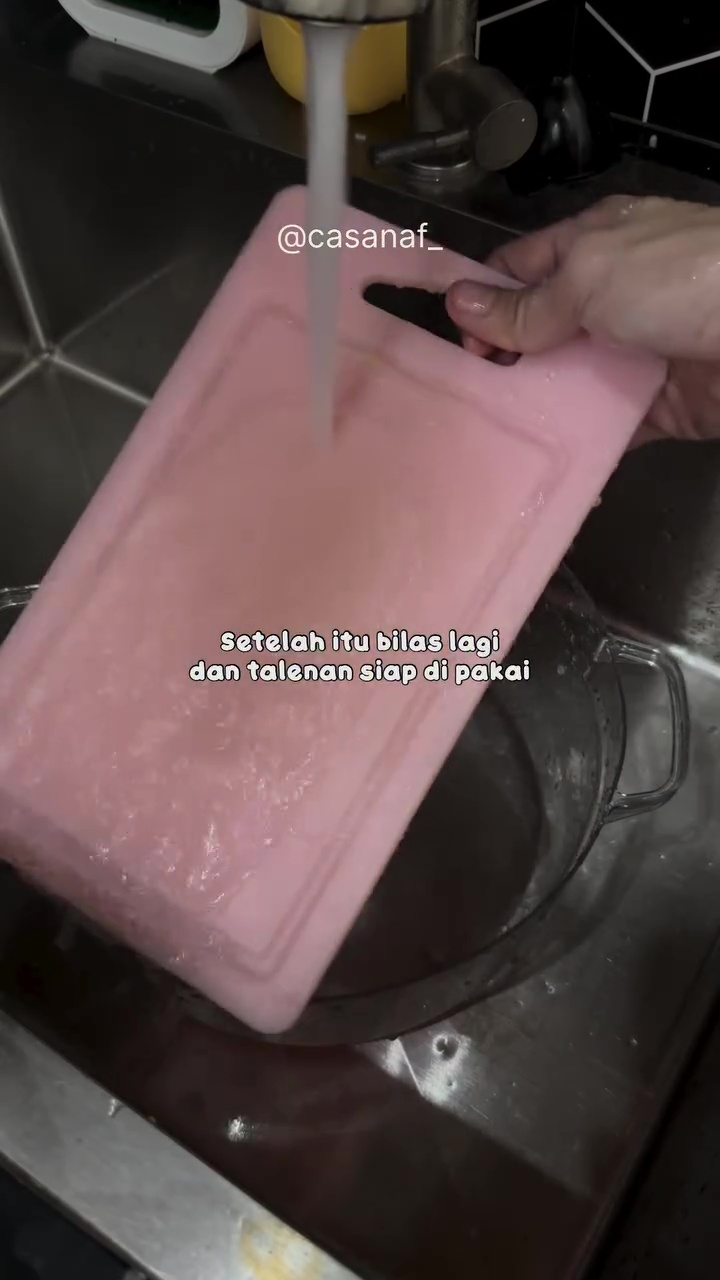 Bisa jadi sarang bakteri, ini cara deep cleaning talenan plastik biar steril dan kinclong lagi 