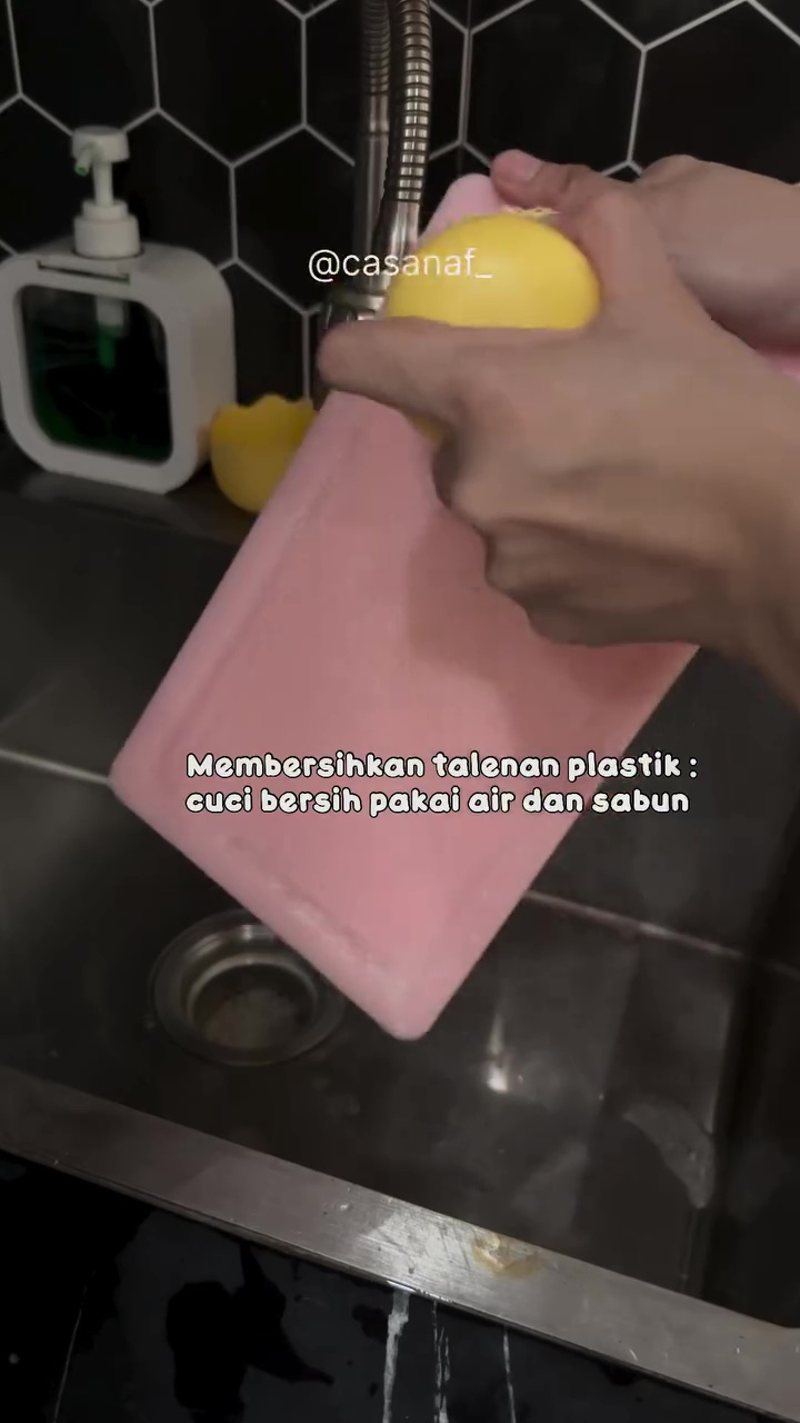 Bisa jadi sarang bakteri, ini cara deep cleaning talenan plastik biar steril dan kinclong lagi 