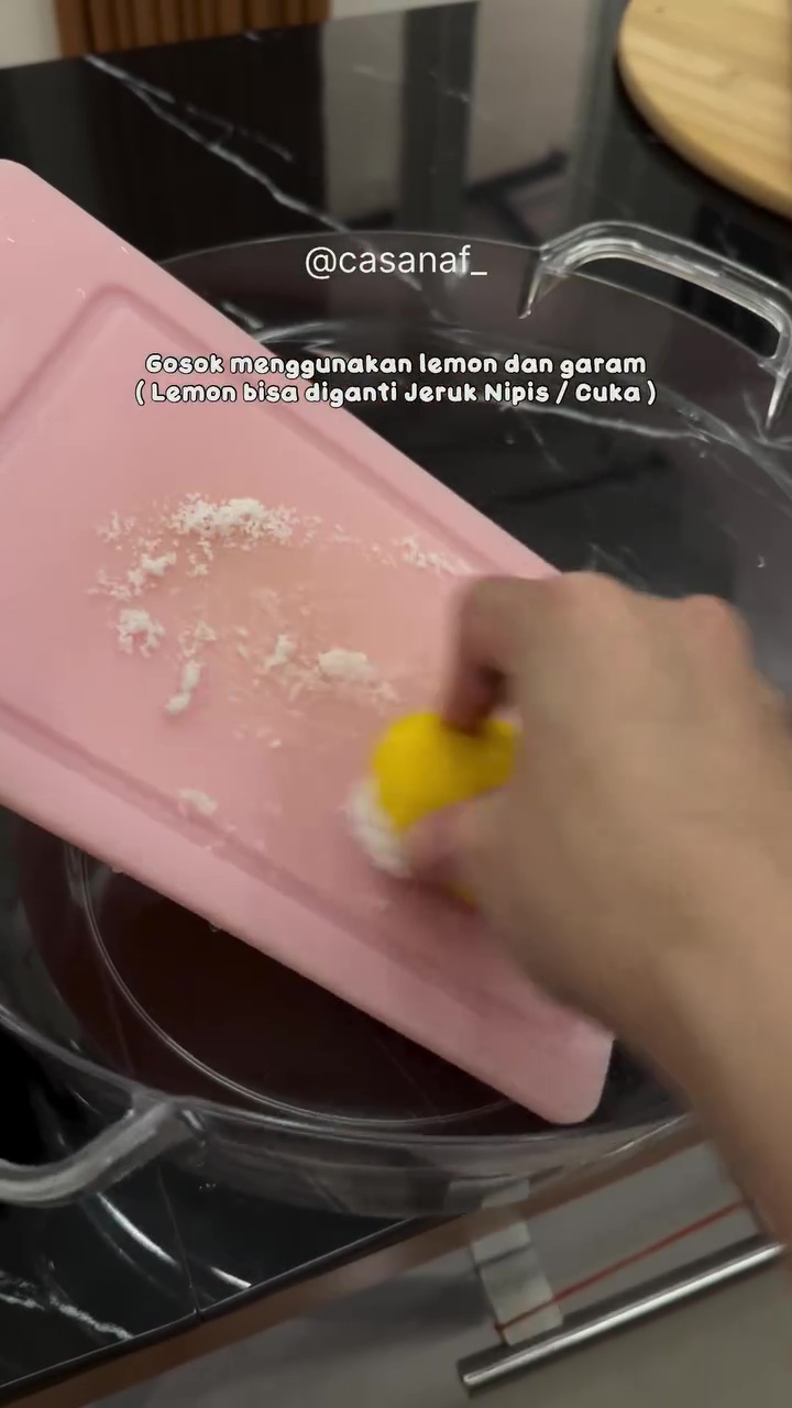 Bisa jadi sarang bakteri, ini cara deep cleaning talenan plastik biar steril dan kinclong lagi 