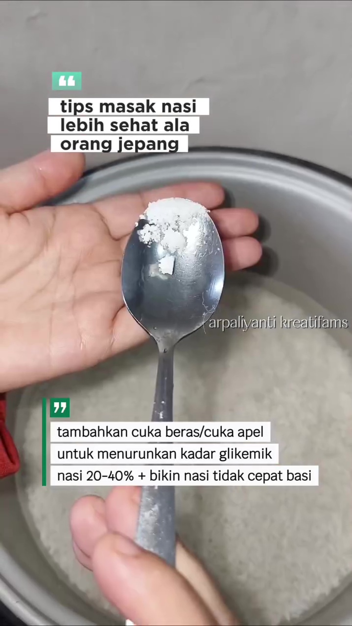 Wanita ini masak nasi pakai cuka biar tak cepat basi, ada tambahan 2 bumbu dapur biar rasanya enak