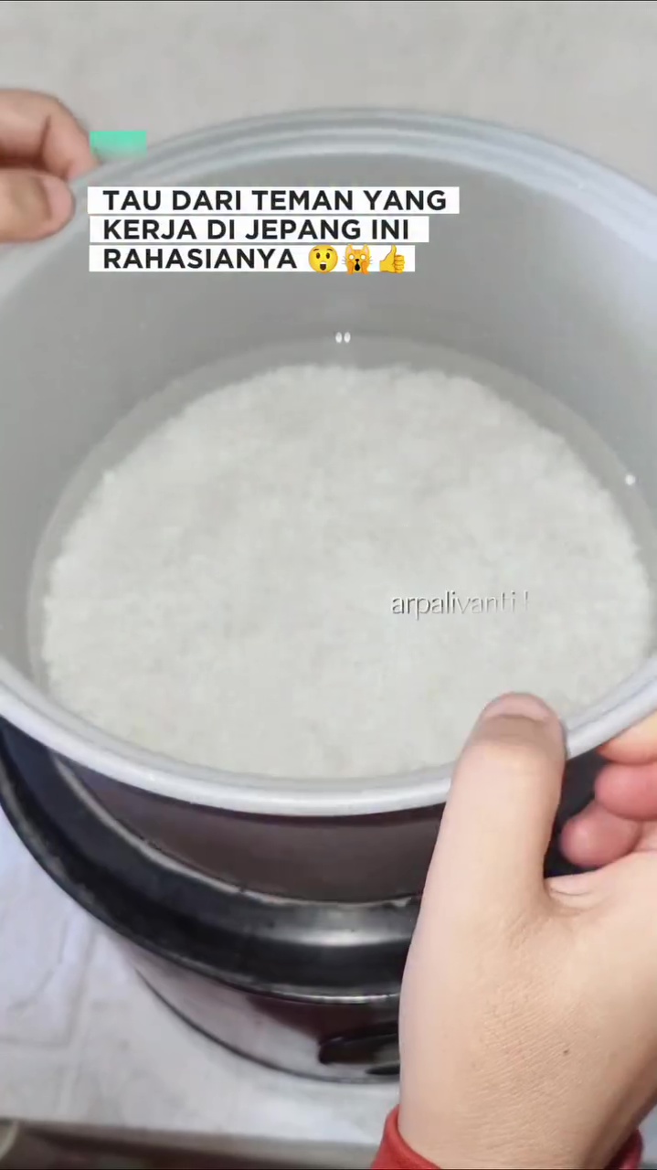 Wanita ini masak nasi pakai cuka biar tak cepat basi, ada tambahan 2 bumbu dapur biar rasanya enak