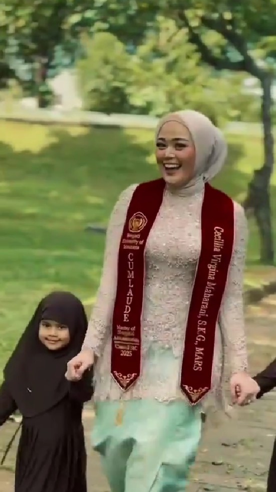 9 Potret Limbad hadiri wisuda S2 anaknya Cecillia Gina, dikenal garang ternyata family man