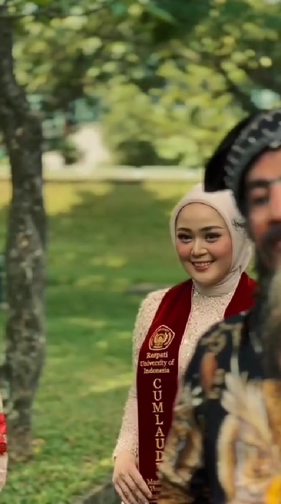 9 Potret Limbad hadiri wisuda S2 anaknya Cecillia Gina, dikenal garang ternyata family man
