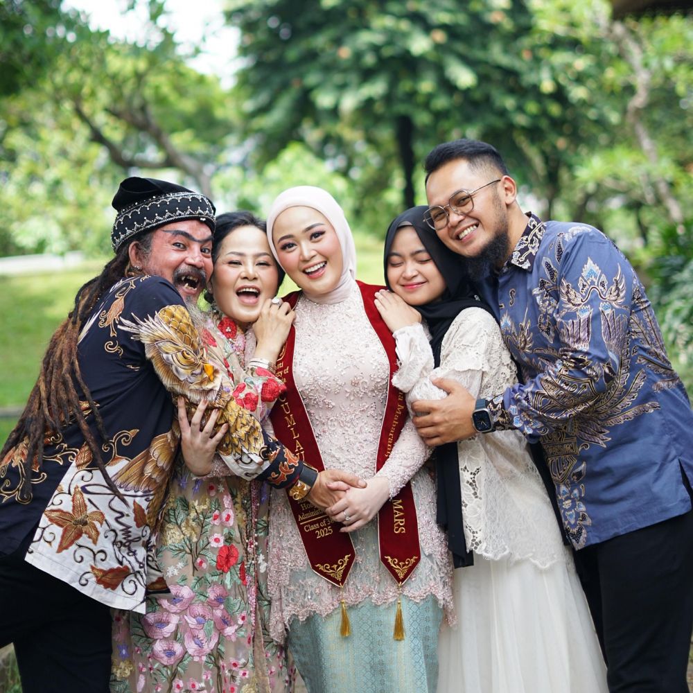 9 Potret Limbad hadiri wisuda S2 anaknya Cecillia Gina, dikenal garang ternyata family man