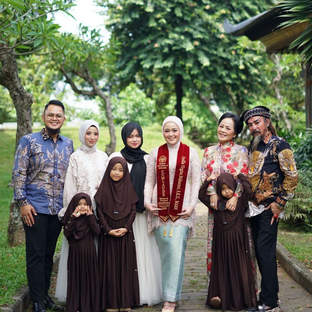 9 Potret Limbad hadiri wisuda S2 anaknya Cecillia Gina, dikenal garang ternyata family man