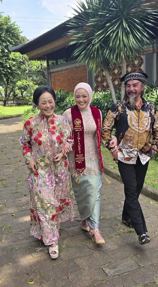 9 Potret Limbad hadiri wisuda S2 anaknya Cecillia Gina, dikenal garang ternyata family man