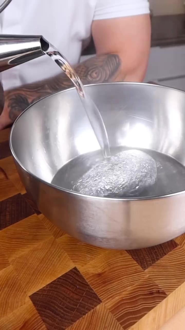 Bukan diperam berhari-hari, chef ini bagikan cara cepat mematangkan alpukat dalam 10 menit