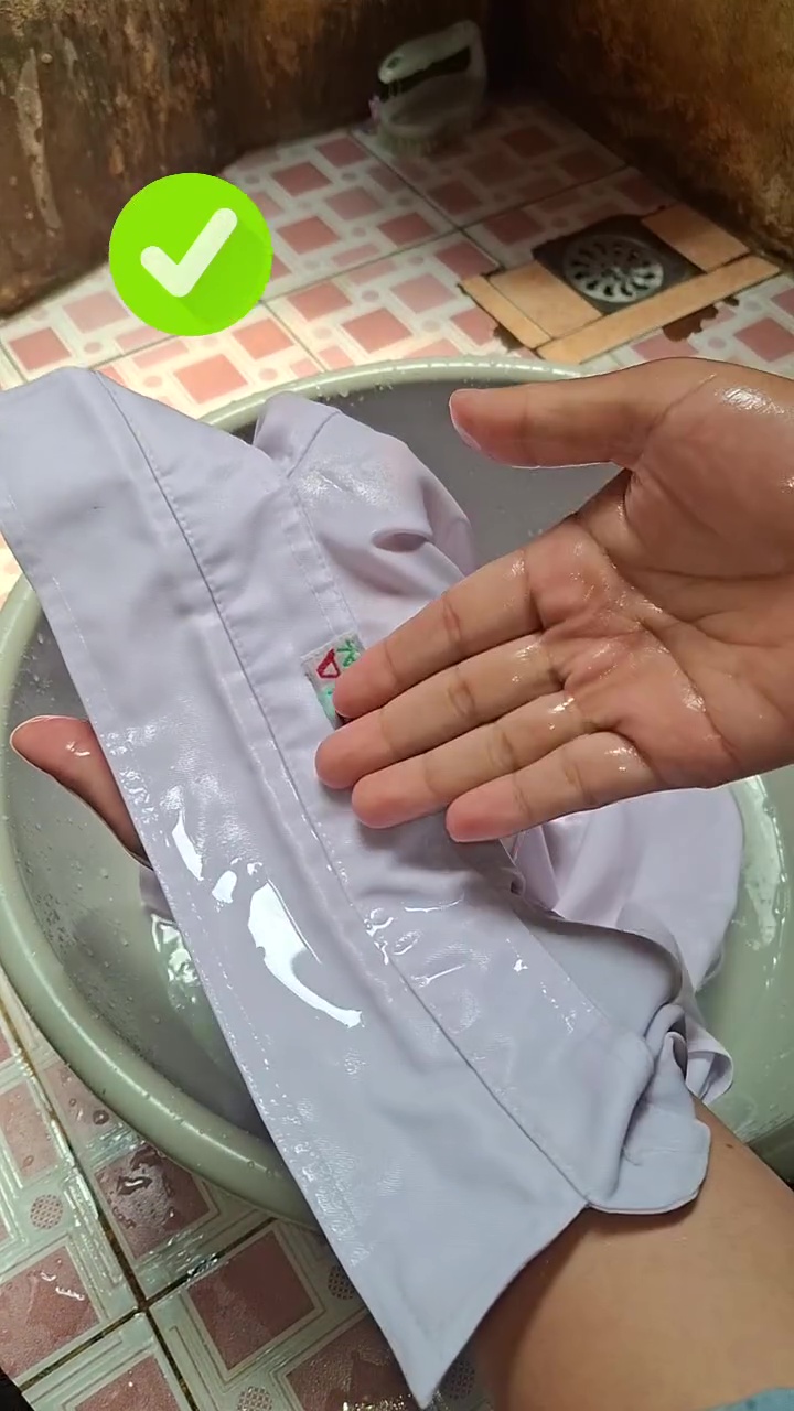 Jangan direndam pemutih, ini cara hilangkan kerak bekas keringat di kerah baju putih pakai jeruk nipis