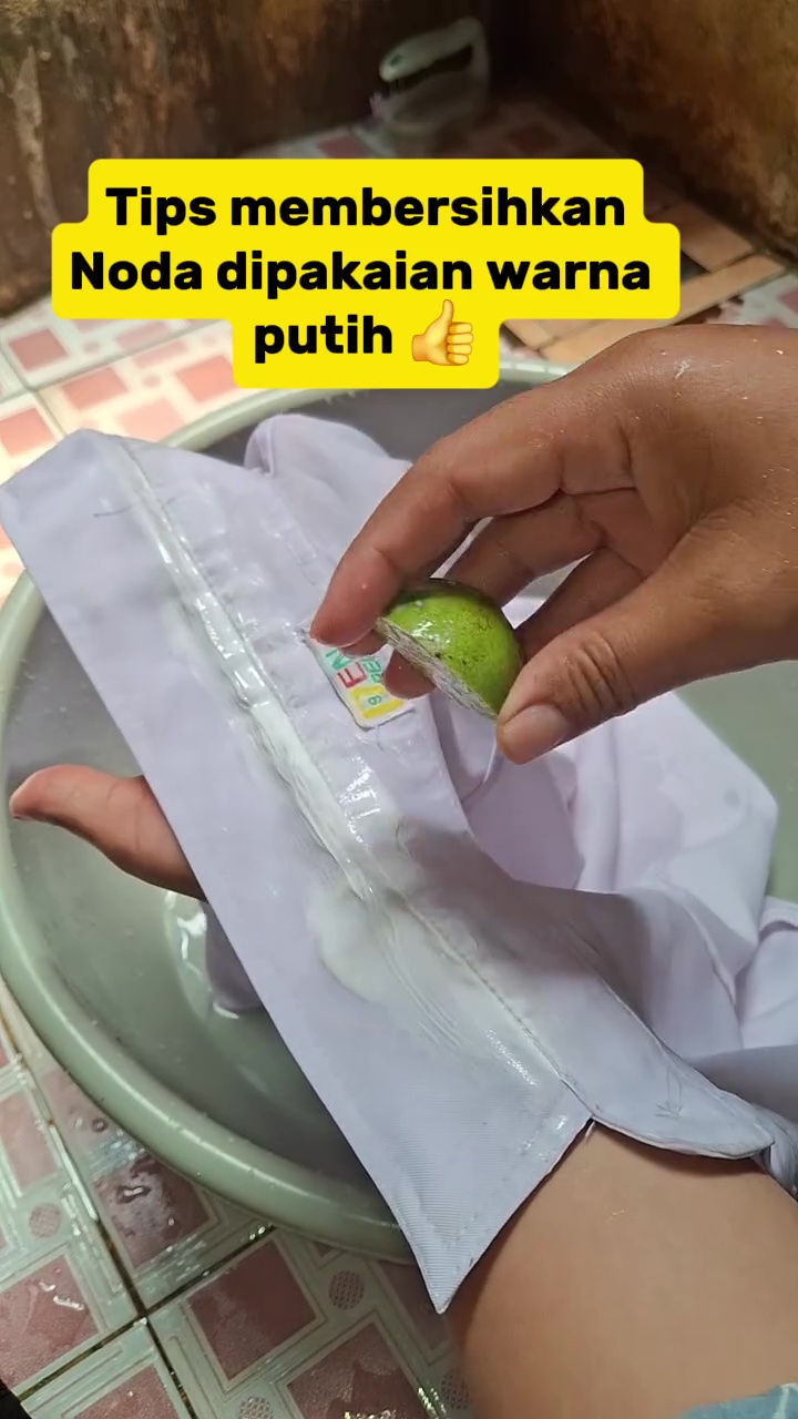 Jangan direndam pemutih, ini cara hilangkan kerak bekas keringat di kerah baju putih pakai jeruk nipis