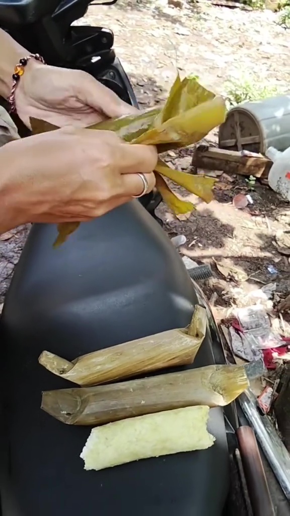 Bikin heran, momen wanita perlihatkan lontong palsu, dibungkus daun pisang tapi isinya styrofoam