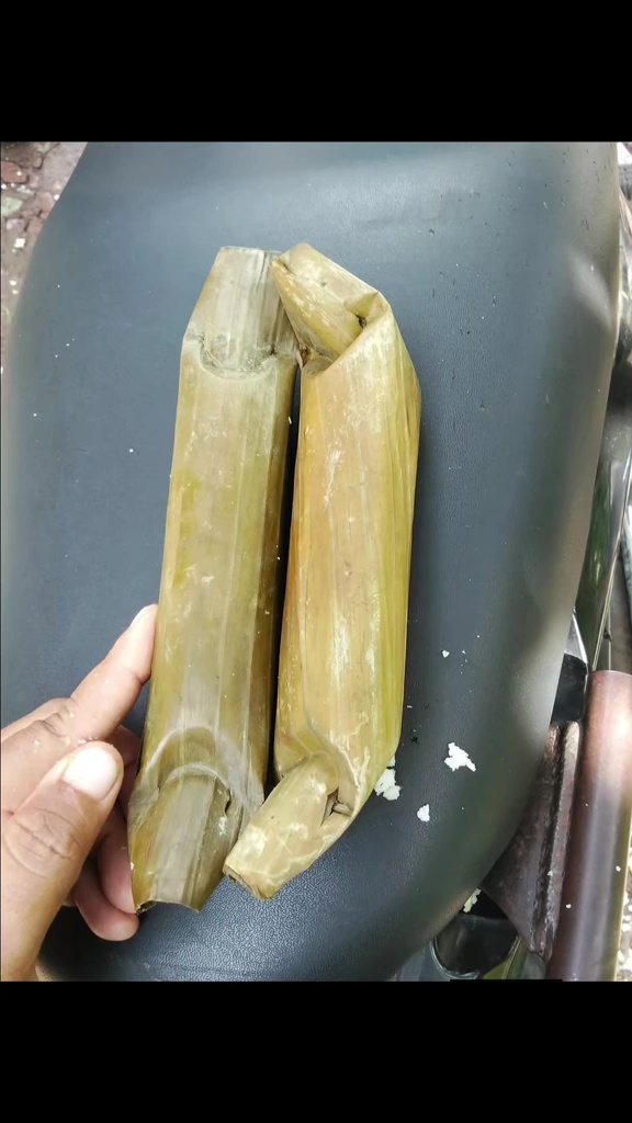 Bikin heran, momen wanita perlihatkan lontong palsu, dibungkus daun pisang tapi isinya styrofoam