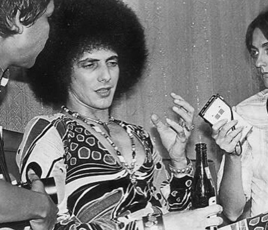 Jadi penyanyi rock hingga pedangdut, begini gantengnya masa muda ayah 11 seleb