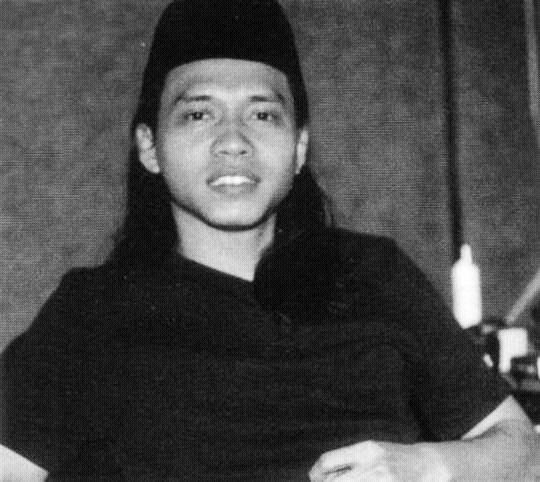 Jadi penyanyi rock hingga pedangdut, begini gantengnya masa muda ayah 11 seleb