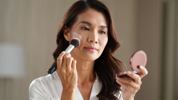 Kulit tetap glowing di usia 50-an, ini 4 rekomendasi bedak anticrack yang bikin awet muda