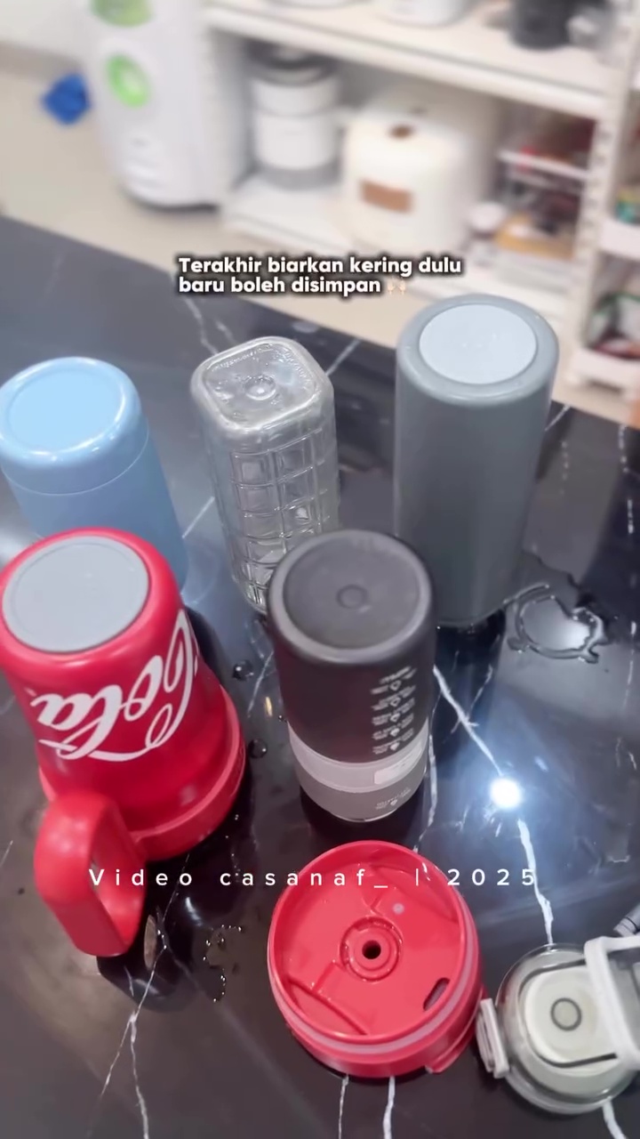 Bau apek di botol minum tak hilang meski sudah dicuci? Coba pakai 1 bahan dapur ini untuk mengatasinya