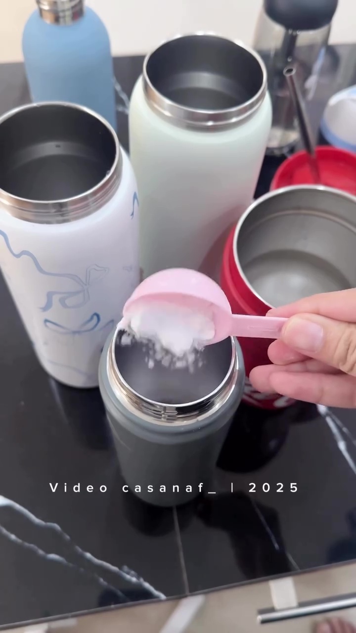 Bau apek di botol minum tak hilang meski sudah dicuci? Coba pakai 1 bahan dapur ini untuk mengatasinya