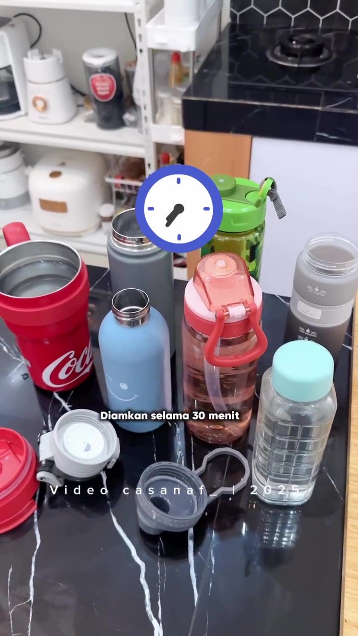 Bau apek di botol minum tak hilang meski sudah dicuci? Coba pakai 1 bahan dapur ini untuk mengatasinya
