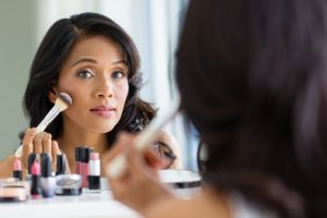 Rekomendasi produk makeup favorit wanita usia 50-an, tekstur lembut, hasil natural, dan anticrack