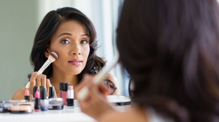 Rekomendasi produk makeup favorit wanita usia 50-an, tekstur lembut, hasil natural, dan anticrack