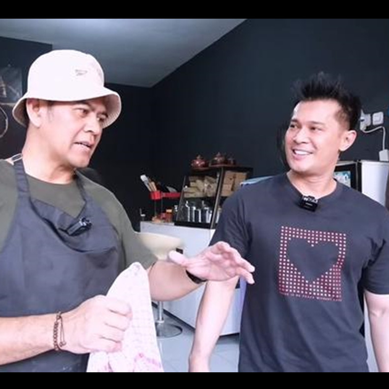 Dulu langganan serial kolosal kini jadi penjual tahu bakso, intip 6 potret warung milik Aris Kurniawan