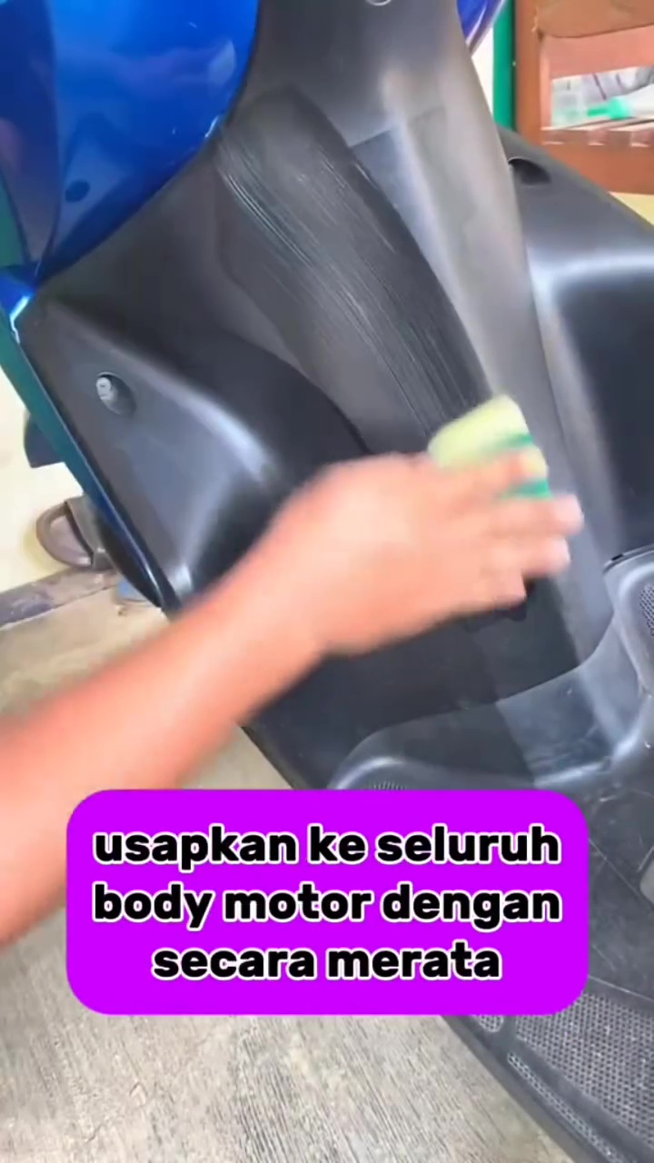 Tak perlu beli semir mahal-mahal, 2 bahan dapur ini ampuh bikin bodi motor hitam mengilap seperti baru