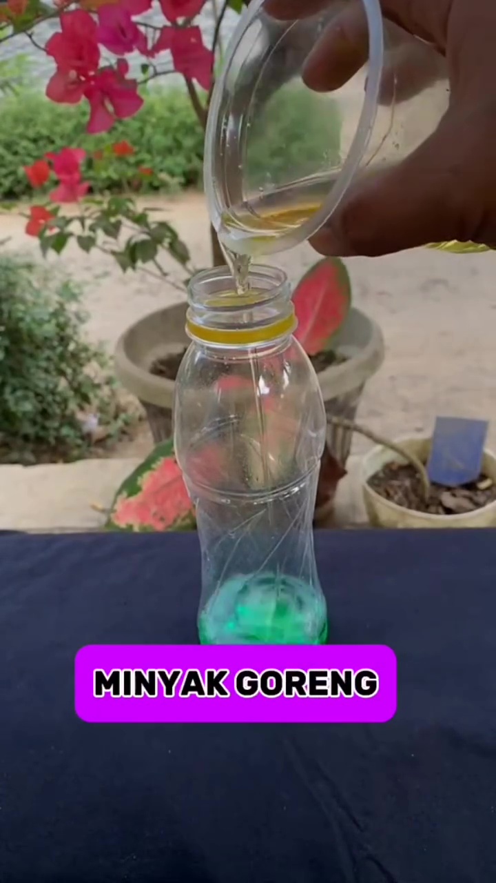 Tak perlu beli semir mahal-mahal, 2 bahan dapur ini ampuh bikin bodi motor hitam mengilap seperti baru